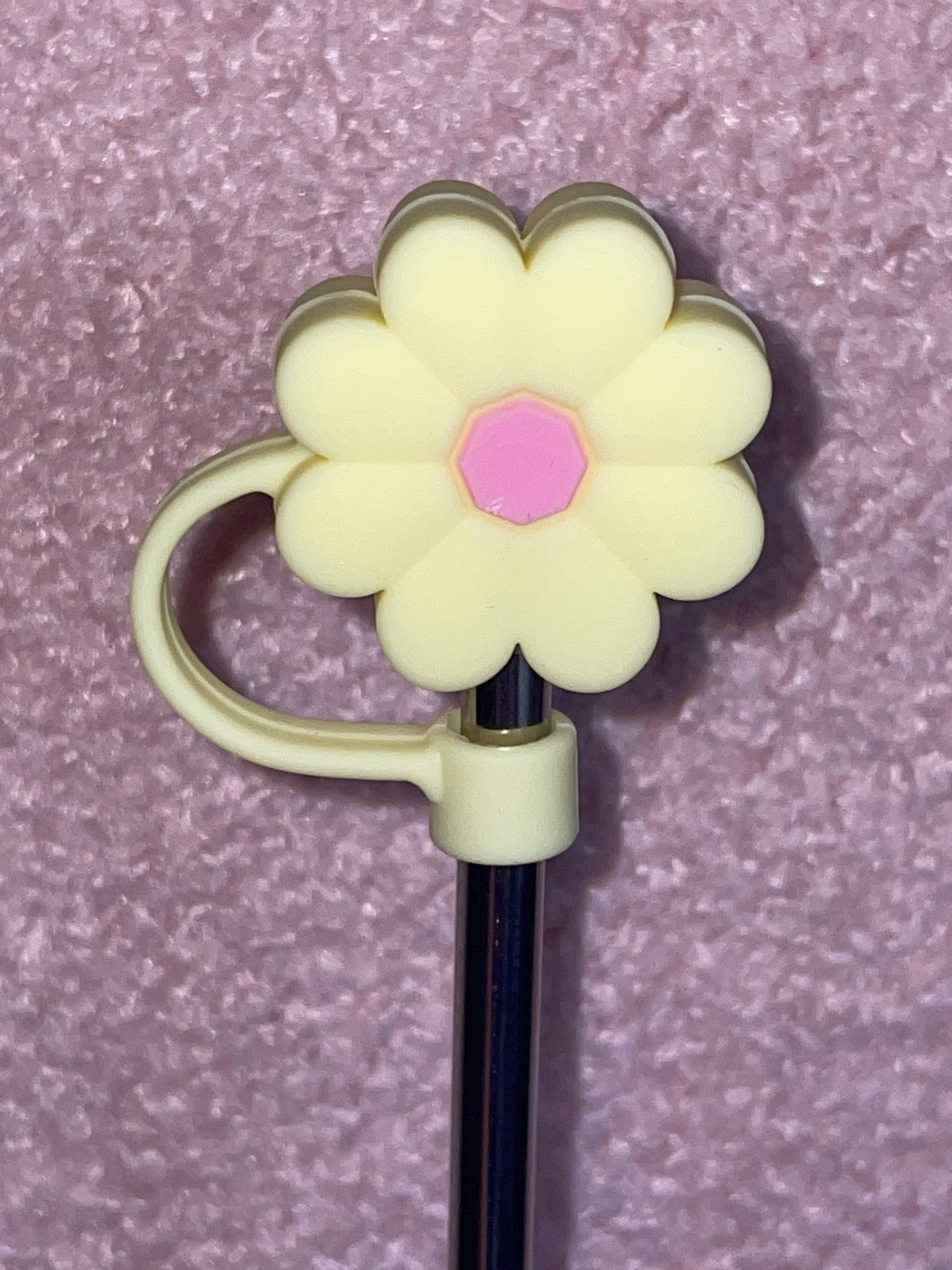 Flower-shaped straw topper with a pink center