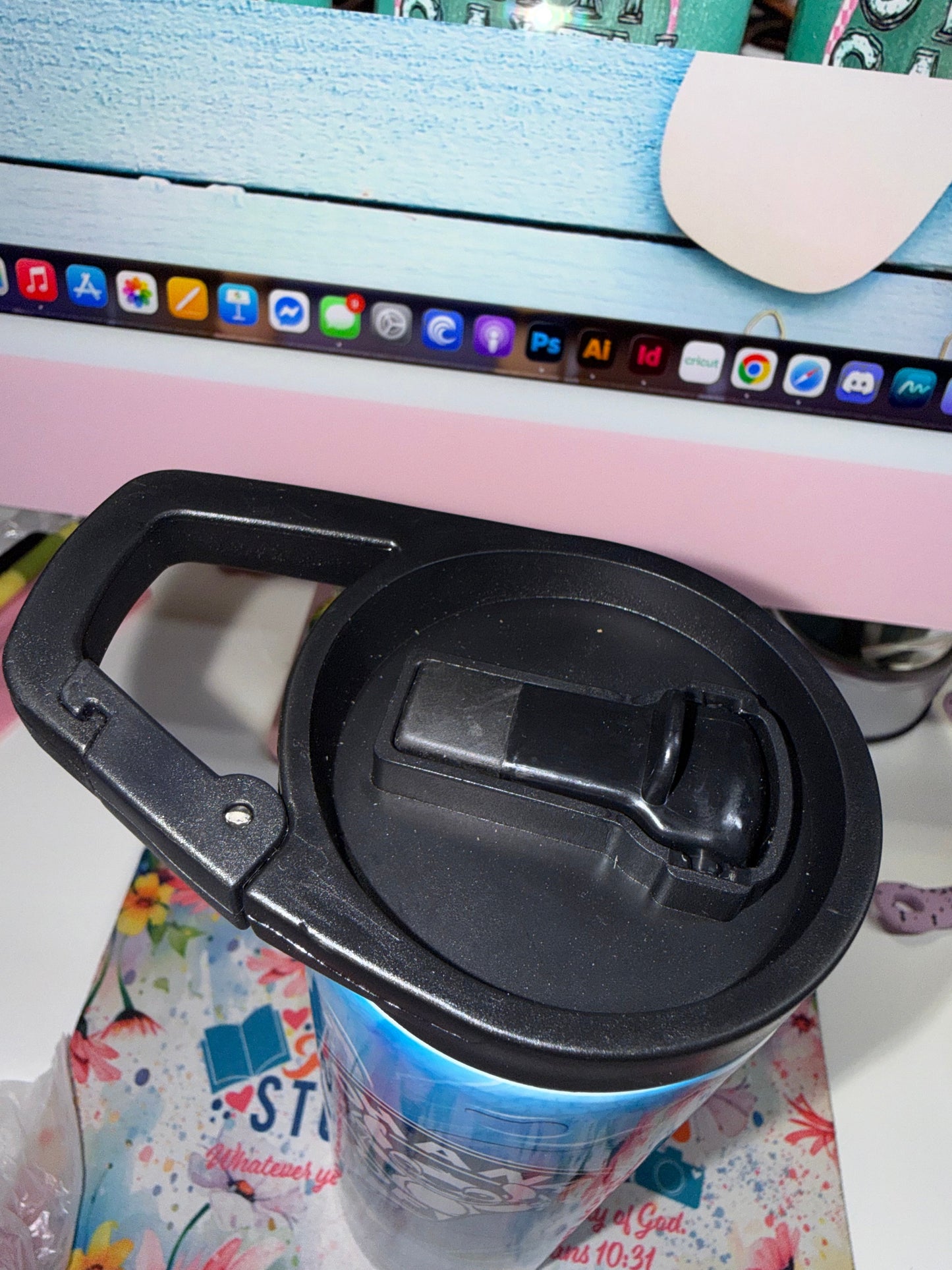 20 oz Ohana Coffee Stitch Duo Tumbler - top-down view of black Duo lid showing carry handle and flip-up straw lock